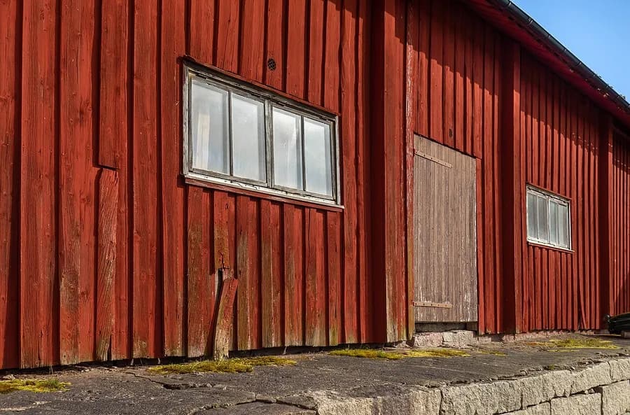 Eine Scheune in Falunrot, Schweden: die Mehlfarbe, wie man sie seit drei Jahrhunderten pflegt.