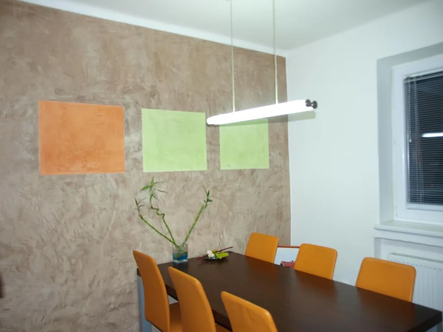 Eine ganze Wand in Marmorino: der getönte Kalk behält die wolkige Spur der Klinge.