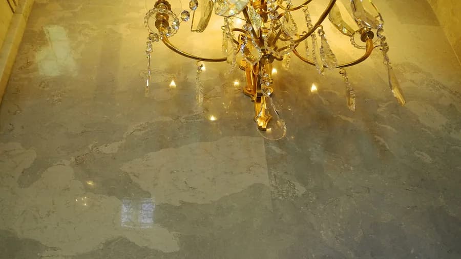 Stucco lustro im Kleinen Ballsaal des Dresdner Residenzschlosses: Marmor, der keiner ist, poliert, bis er den Kronleuchter spiegelt. Stucco lustro im Kleinen Ballsaal des Dresdner Residenzschlosses: Marmor, der keiner ist, poliert, bis er den Kronleuchter spiegelt.